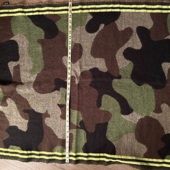 NWOT DKNY Green and Brown Camouflage Wrap - Picture 2 of 4